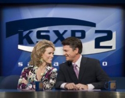 Cheryl Hines & John Michael Higgins in The Ugly Truth