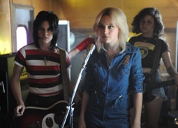 Kristen Stewart as Joan Jett & Dakota Fanning as Cherie Currie in The Runaways