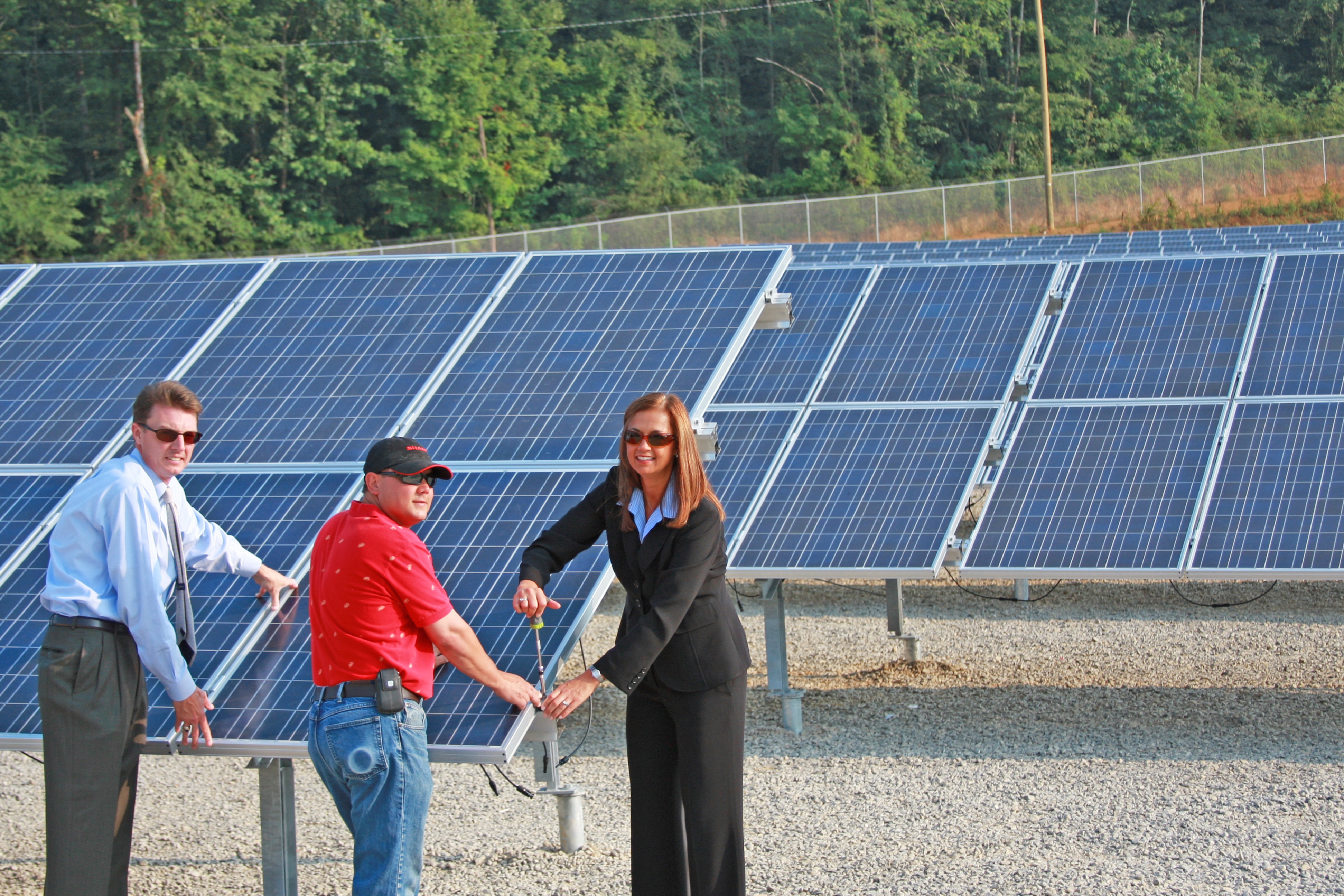 TVA Executive management install the last solar panel of the 4,608 SHARP solar panels Image