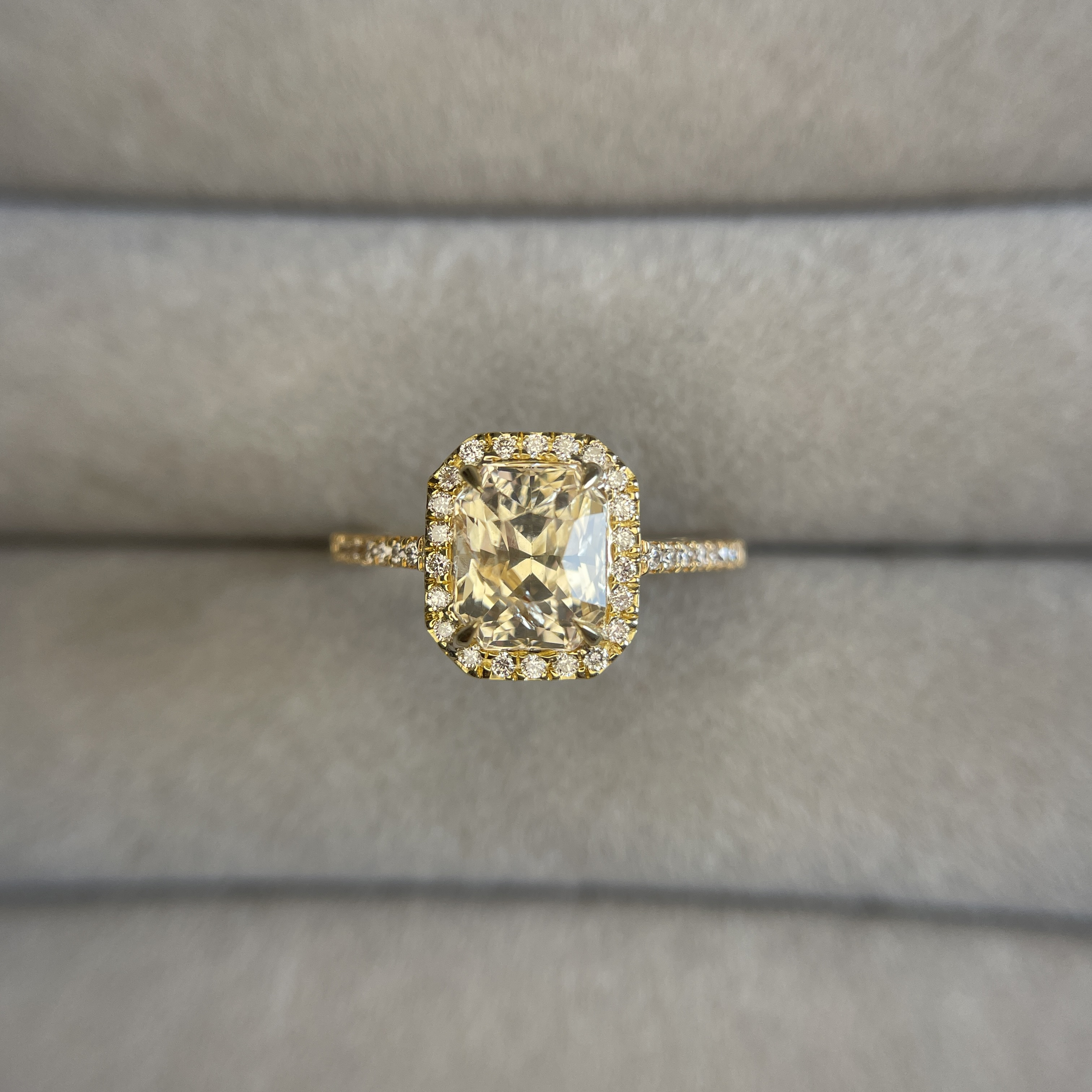 peach sapphire engagment ring Image