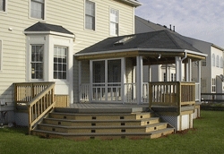 Housing Slump Boosts Screened Porches’ Popularity