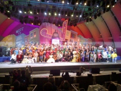 Los Alamitos Show Choir Explodes Into Audience During Finale of “Hairspray” at the Hollywood Bowl