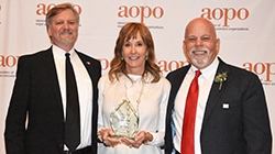 Patricia Niles of Dallas, Texas Receives Award from Association of Organ Procurement Organizations
