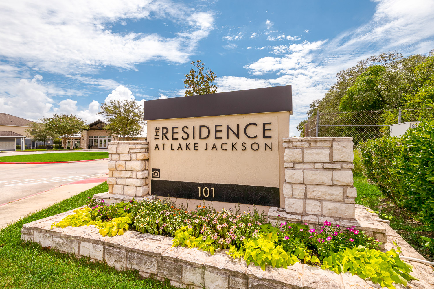 Lake Jackson Apartments, LLC Completes $29.6 Million Acquisition of the Residence at Lake Jackson in Texas