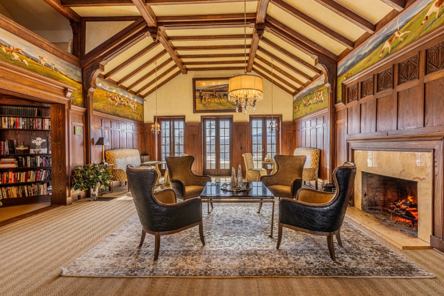 Glen Gordon Manor Unveils Historic Mural Honoring British Royal Roots