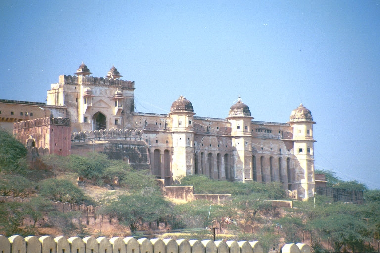 Closeup of the fort, built by the Kachchawaha dynasty at the end of the 16th century. Image