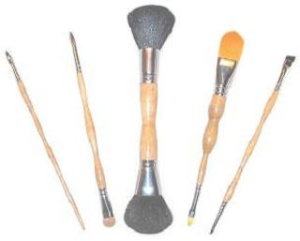 The Artist Brush Collection Includes: 5 Cosmetic Brushes, 1 Brush Case and 1 Product Guide