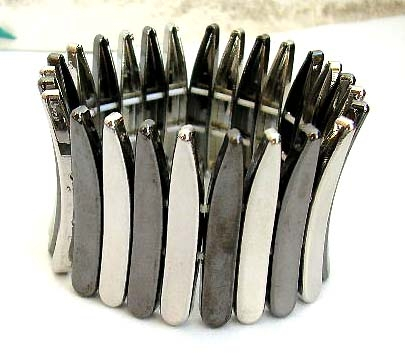 Fashion stretch bracelet in multi black and silvery long water-drop shape curved strip design