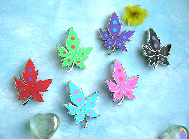 Hand crafted enamel fashion pin dotted maple leaf pattern design